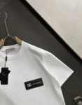 P75 杜嘉班纳DG 2026ss 春夏新款首发专柜最新款短袖圆领T恤 高端订制 设计前卫时尚！品牌logo重工艺设计 高端定制纯棉面料.手感柔软.穿着舒适.专柜级别精致车线.做工精细.上身效果无敌帅气！型男必备单品！ 颜色：黑色 白色 码数：S-XXL