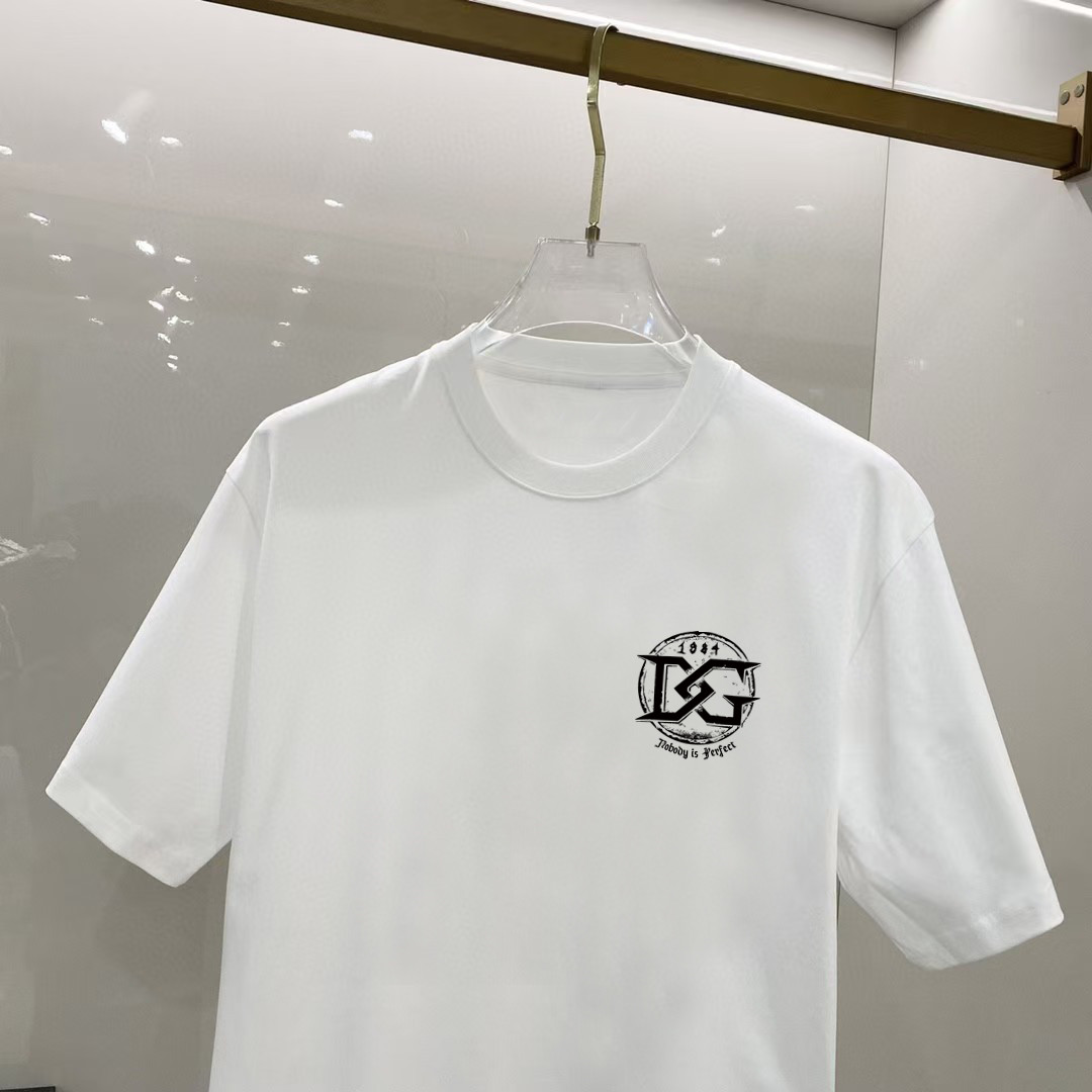 P75 杜嘉班纳 2026早春新款首发专柜最新款短袖圆领T恤 高端订制 设计前卫时尚！高端定制高支长绒棉面料.穿着舒适.专柜级别精致车线.做工精细.上身效果无敌帅气！型男必备单品！ 码数： S M L XL XXL 胸围：50 52 55 58 61 衣长：69 71 73 75 77 肩宽：48 50 53 56 58 袖长：22 23 24 尺寸由于手工测量，存在1-3CM左右的偏差