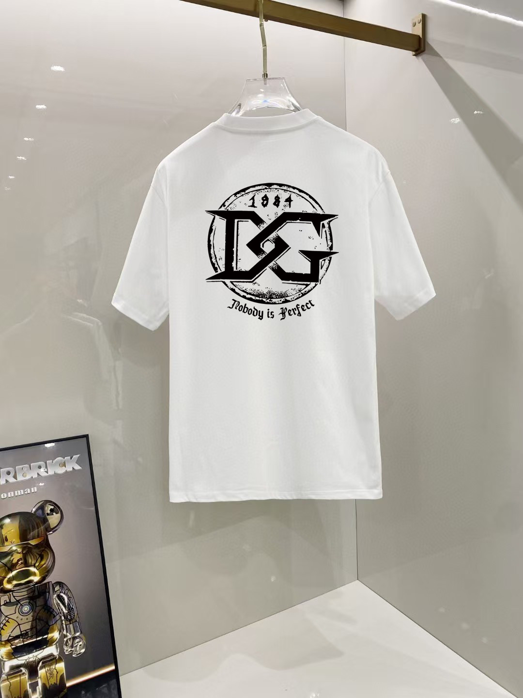 P75 杜嘉班纳 2026早春新款首发专柜最新款短袖圆领T恤 高端订制 设计前卫时尚！高端定制高支长绒棉面料.穿着舒适.专柜级别精致车线.做工精细.上身效果无敌帅气！型男必备单品！ 码数： S M L XL XXL 胸围：50 52 55 58 61 衣长：69 71 73 75 77 肩宽：48 50 53 56 58 袖长：22 23 24 尺寸由于手工测量，存在1-3CM左右的偏差