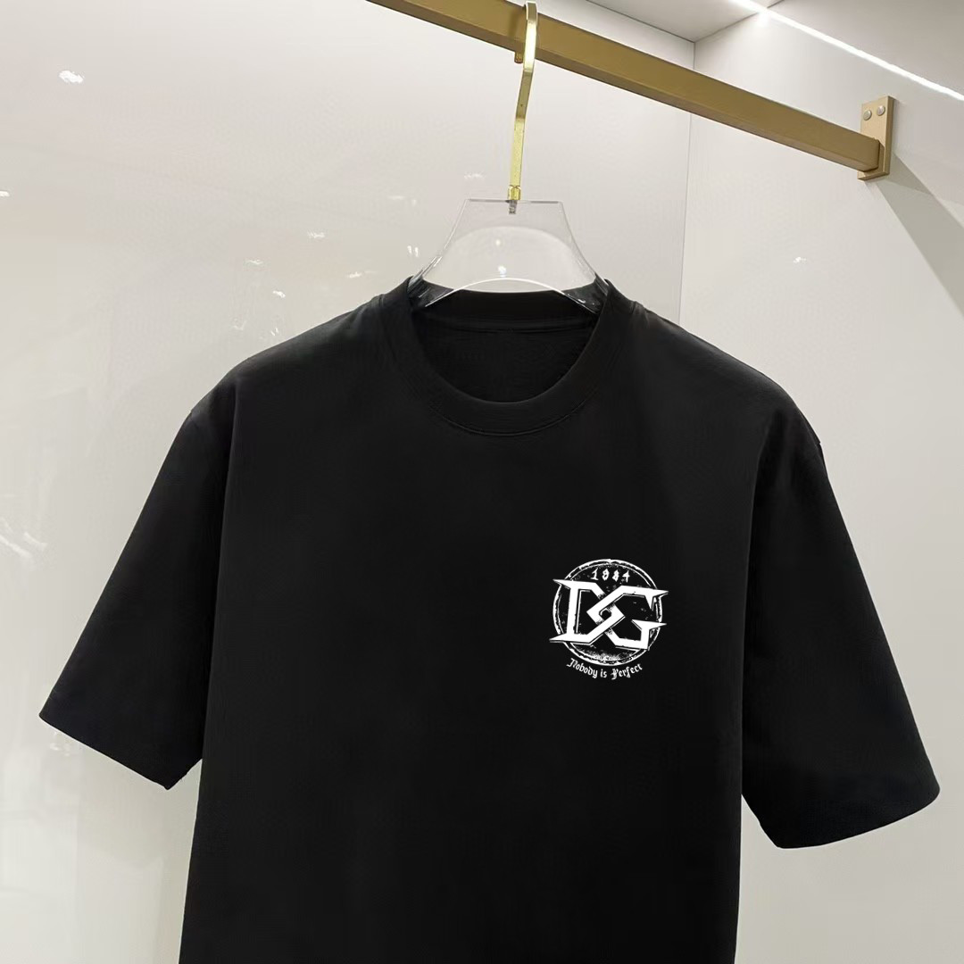 P75 杜嘉班纳 2026早春新款首发专柜最新款短袖圆领T恤 高端订制 设计前卫时尚！高端定制高支长绒棉面料.穿着舒适.专柜级别精致车线.做工精细.上身效果无敌帅气！型男必备单品！ 码数： S M L XL XXL 胸围：50 52 55 58 61 衣长：69 71 73 75 77 肩宽：48 50 53 56 58 袖长：22 23 24 尺寸由于手工测量，存在1-3CM左右的偏差