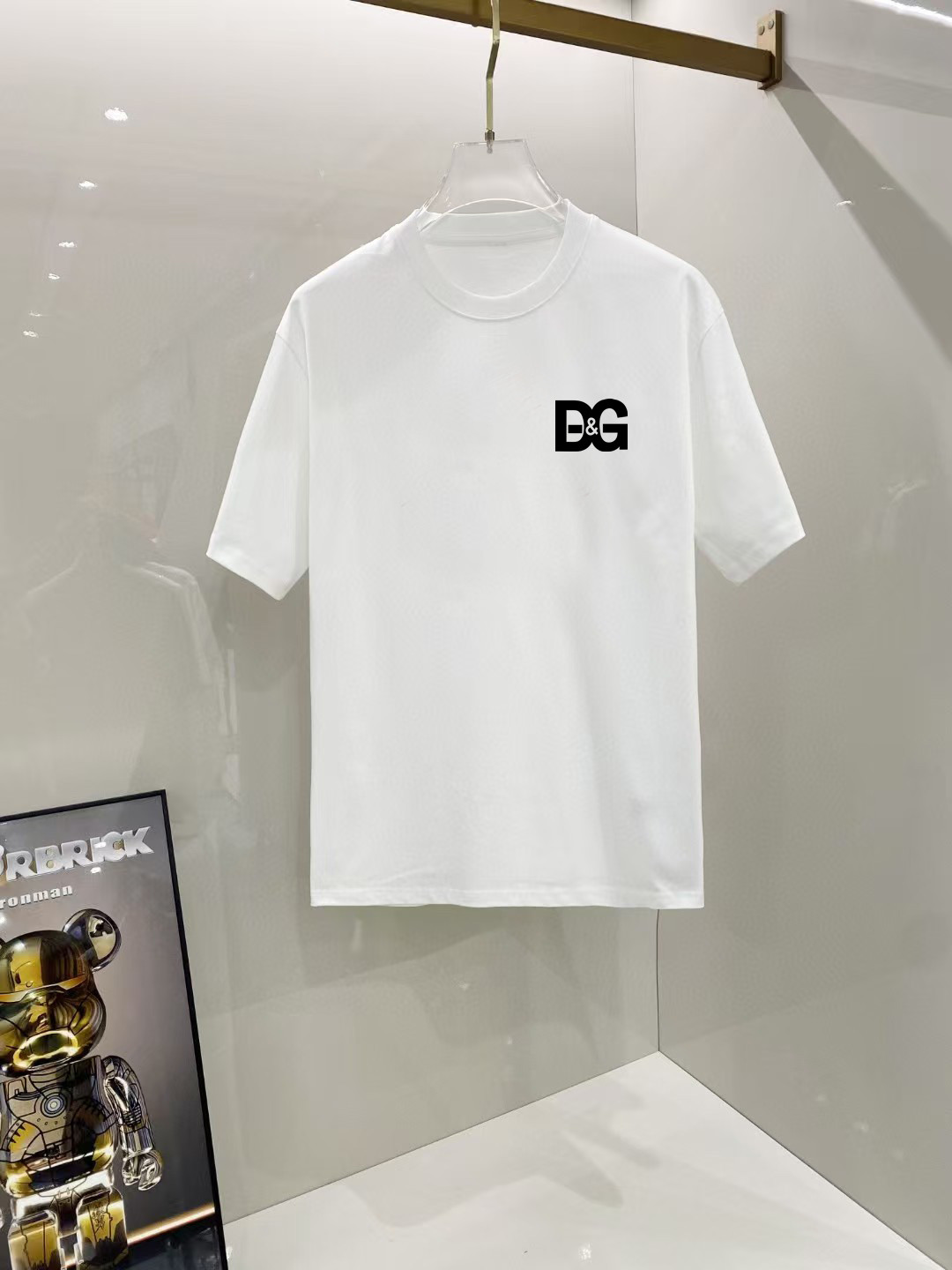 P75 杜嘉班纳 2026早春新款首发专柜最新款短袖圆领T恤 高端订制 设计前卫时尚！高端定制高支长绒棉面料.穿着舒适.专柜级别精致车线.做工精细.上身效果无敌帅气！型男必备单品！ 码数： S M L XL XXL 胸围：50 52 55 58 61 衣长：69 71 73 75 77 肩宽：48 50 53 56 58 袖长：22 23 24 尺寸由于手工测量，存在1-3CM左右的偏差
