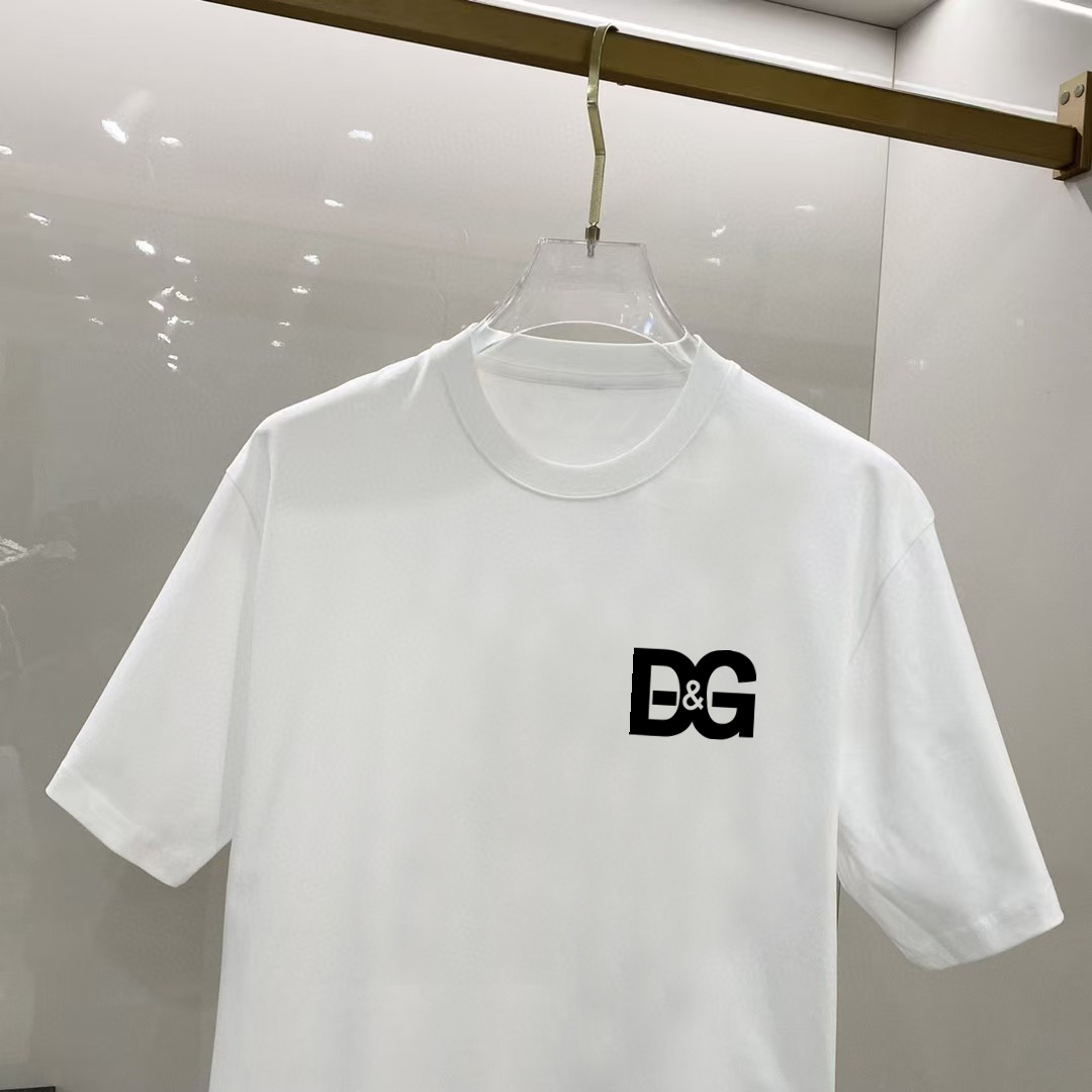 P75 杜嘉班纳 2026早春新款首发专柜最新款短袖圆领T恤 高端订制 设计前卫时尚！高端定制高支长绒棉面料.穿着舒适.专柜级别精致车线.做工精细.上身效果无敌帅气！型男必备单品！ 码数： S M L XL XXL 胸围：50 52 55 58 61 衣长：69 71 73 75 77 肩宽：48 50 53 56 58 袖长：22 23 24 尺寸由于手工测量，存在1-3CM左右的偏差