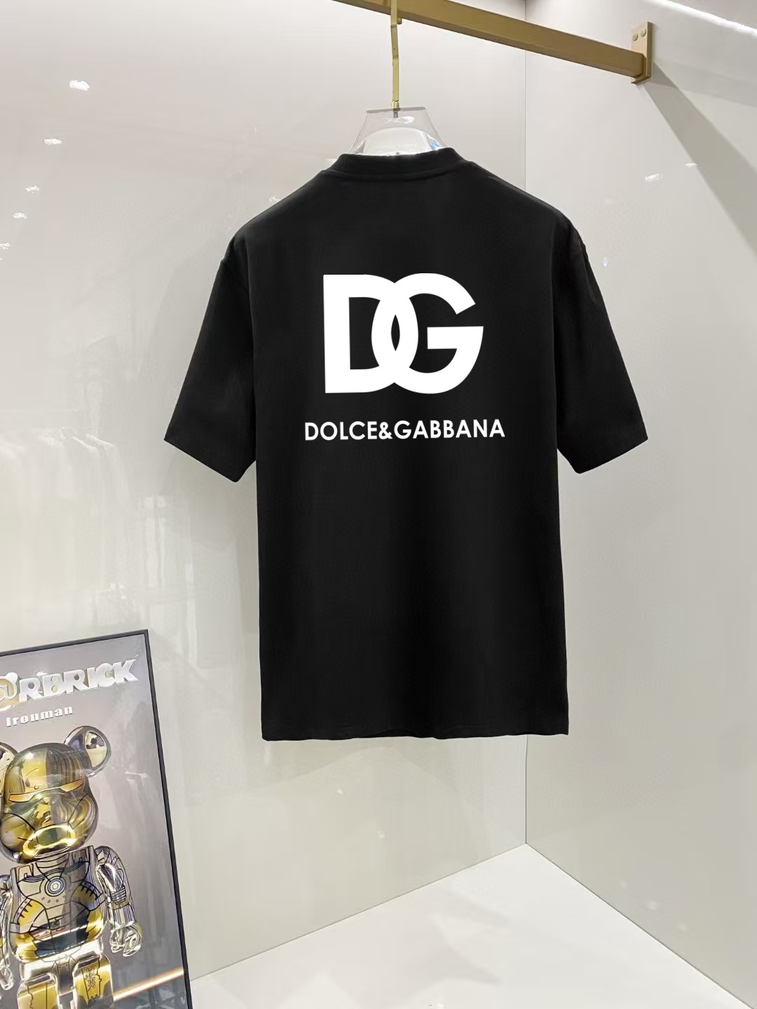 P75 杜嘉班纳 2026早春新款首发专柜最新款短袖圆领T恤 高端订制 设计前卫时尚！高端定制高支长绒棉面料.穿着舒适.专柜级别精致车线.做工精细.上身效果无敌帅气！型男必备单品！ 码数： S M L XL XXL 胸围：50 52 55 58 61 衣长：69 71 73 75 77 肩宽：48 50 53 56 58 袖长：22 23 24 尺寸由于手工测量，存在1-3CM左右的偏差