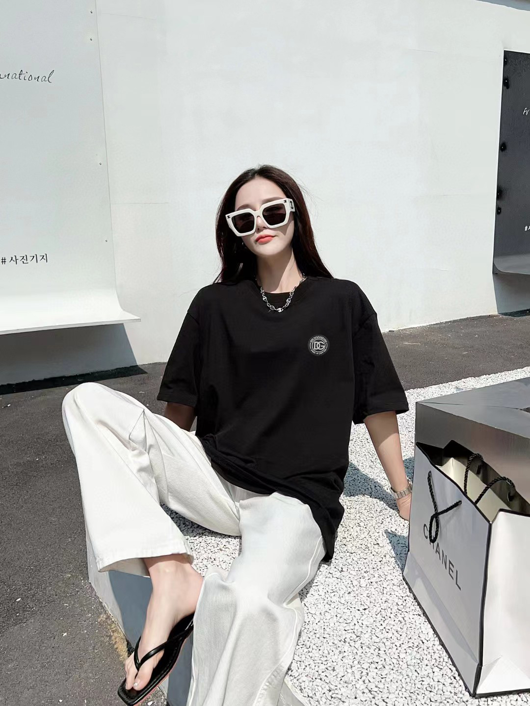 P70 🔥 [DG 杜嘉班纳] 2024FW短袖T恤 经典徽章标识 高端26s双纱300克面料 重磅面料 定制拉架罗纹同缸同染 三标齐全 男女同款 颜色：黑色 白色 尺码：S M L XL XXL