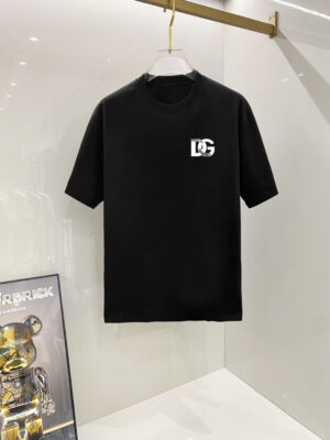 P75 杜嘉班纳 2026早春新款首发专柜最新款短袖圆领T恤 高端订制 设计前卫时尚！高端定制高支长绒棉面料.穿着舒适.专柜级别精致车线.做工精细.上身效果无敌帅气！型男必备单品！ 码数： S M L XL XXL 胸围：50 52 55 58 61 衣长：69 71 73 75 77 肩宽：48 50 53 56 58 袖长：22 23 24 尺寸由于手工测量，存在1-3CM左右的偏差