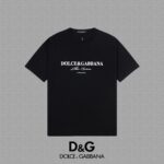P70 🔥 [DG 杜嘉班纳] 2025FW短袖T恤 LOGO印花 高端26s双纱300克面料 重磅面料 定制拉架罗纹同缸同染 三标齐全 男女同款 颜色：黑色 白色 尺码：S M L XL XXL