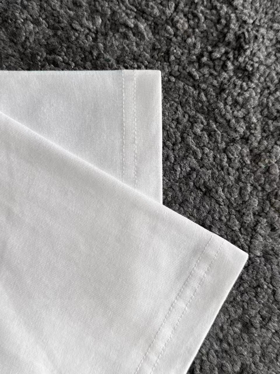 P75 DG专柜同款圆领短袖T恤 定制棉质面料 ！采用品牌Logo标志皮牌设计！ 立体感强！使整体高透气和柔软性的质感更加凸显，饱满的棉质感引起极度舒适。高端人士必备单品，原厂辅料三标齐全！男女同款！ 颜色：黑色 白色 尺码：S-xxL