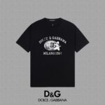 P70 🔥 [DG 杜嘉班纳] 2025FW短袖T恤 LOGO印花 高端26s双纱300克面料 重磅面料 定制拉架罗纹同缸同染 三标齐全 男女同款 颜色：黑色 白色 尺码：S M L XL XXL