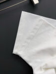 P75 DG专柜同款圆领短袖T恤 定制棉质面料 ！采用品牌Logo标志皮牌设计！ 立体感强！使整体高透气和柔软性的质感更加凸显，饱满的棉质感引起极度舒适。高端人士必备单品，原厂辅料三标齐全！男女同款！ 颜色：黑色 白色 尺码：S-xxL