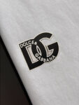 P75 DG专柜同款圆领短袖T恤 定制棉质面料 ！采用品牌DG Logo标志皮牌设计！ 立体感强！使整体高透气和柔软性的质感更加凸显，饱满的棉质感引起极度舒适。高端人士必备单品，原厂辅料三标齐全！男女同款！ 颜色：黑色 白色 尺码：S-xxL