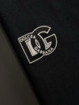 P75 DG专柜同款圆领短袖T恤 定制棉质面料 ！采用品牌DG Logo标志皮牌设计！ 立体感强！使整体高透气和柔软性的质感更加凸显，饱满的棉质感引起极度舒适。高端人士必备单品，原厂辅料三标齐全！男女同款！ 颜色：黑色 白色 尺码：S-xxL