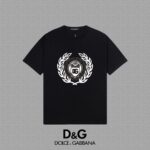 P70 🔥 [DG 杜嘉班纳] 2025FW短袖T恤 印花+厚板LOGO 高端26s双纱300克面料 重磅面料 定制拉架罗纹同缸同染 三标齐全 男女同款 颜色：黑色 白色 紫色 尺码：S M L XL 2XL