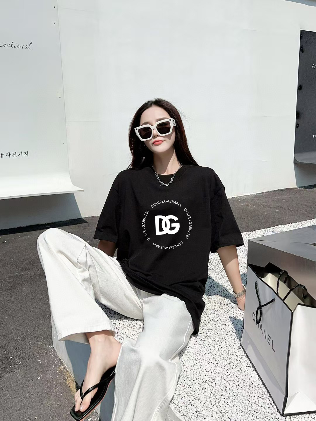 P70 🔥 [DG 杜嘉班纳] 2025FW短袖T恤 LOGO厚板 高端26s双纱300克面料 重磅面料 定制拉架罗纹同缸同染 三标齐全 男女同款 颜色：黑色 白色 灰色 尺码：S M L XL 2XL