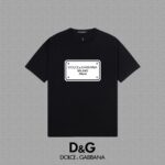 P70 🔥 [DG 杜嘉班纳] 2025FW短袖T恤 LOGO厚板 高端26s双纱300克面料 重磅面料 定制拉架罗纹同缸同染 三标齐全 男女同款 颜色：黑色 白色 尺码：S M L XL 2XL
