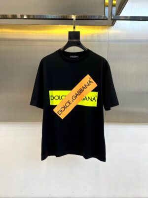 P75 （顶级版本 区别通货） DG 26ss夏季新款 重磅推出双纱纯棉面料短袖 春夏走秀款 个性独家款式 男女同款 采用进口定制定染面料 后领锁链底全包肩 过水不变形不缩水 春夏最新砖柜同步 时尚又个性 超级百搭好看款 男女都非常合适 人手必备款 春夏最新砖柜同步 时尚又个性 超级百搭好看款 春夏最新砖柜同步 时尚又个性 超级百搭好看款 男女都非常合适 人手必备款。 颜色：白色 黑色 码数：M-3XL（下单请报身高体重）