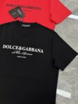 P75 DG*杜嘉班纳25s新品男士莫代尔圆领短袖.经典基础款推荐！优选250g索罗纳棉.婴儿的触碰感觉，入手必定回购！！！面料舒适柔软有着极致亲肤透气的穿着体验.....胸前经典品牌字母烫画造型.立体硅胶工艺巧妙结合，基础常规的圆领版型剪裁 无论内搭或平时单穿都十分洋气！！！颜色：黑色.白色.大红.码数：s-xxl 175/140斤建议L