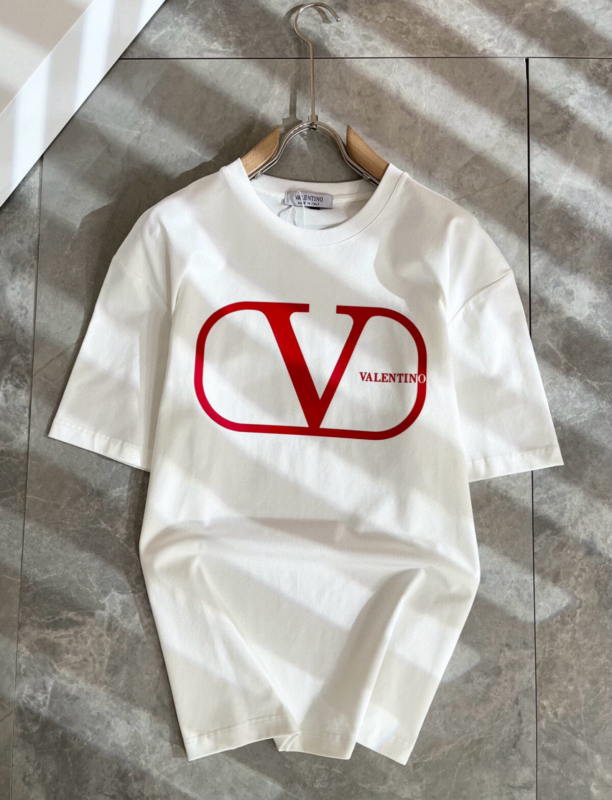 weigou_220892_1_3d66c38931 P75 💥 VALENTINO/华伦天奴 26ss夏季新款圆领短袖T恤!270克重磅高端纯棉面料,手感质感都极完美!修身裁剪设计干净利落!时尚又好看!走线做工非常精致!版型效果超赞!而且透气性能超强!任何年龄阶段都可轻松驾驭,男士衣橱里必备的单品。 颜色: 米白 黑色 码数:M-3XL (下单请报身高体重)