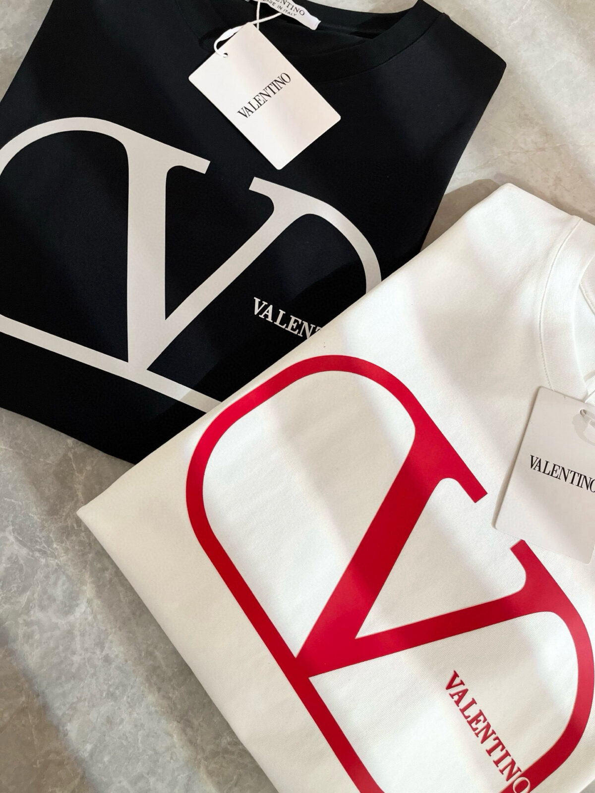 weigou_220892_2_e46e7c49d2 P75 💥 VALENTINO/华伦天奴 26ss夏季新款圆领短袖T恤!270克重磅高端纯棉面料,手感质感都极完美!修身裁剪设计干净利落!时尚又好看!走线做工非常精致!版型效果超赞!而且透气性能超强!任何年龄阶段都可轻松驾驭,男士衣橱里必备的单品。 颜色: 米白 黑色 码数:M-3XL (下单请报身高体重)