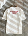 weigou_220892_3_fcbedf5706 P75 💥 VALENTINO/华伦天奴 26ss夏季新款圆领短袖T恤!270克重磅高端纯棉面料,手感质感都极完美!修身裁剪设计干净利落!时尚又好看!走线做工非常精致!版型效果超赞!而且透气性能超强!任何年龄阶段都可轻松驾驭,男士衣橱里必备的单品。 颜色: 米白 黑色 码数:M-3XL (下单请报身高体重)