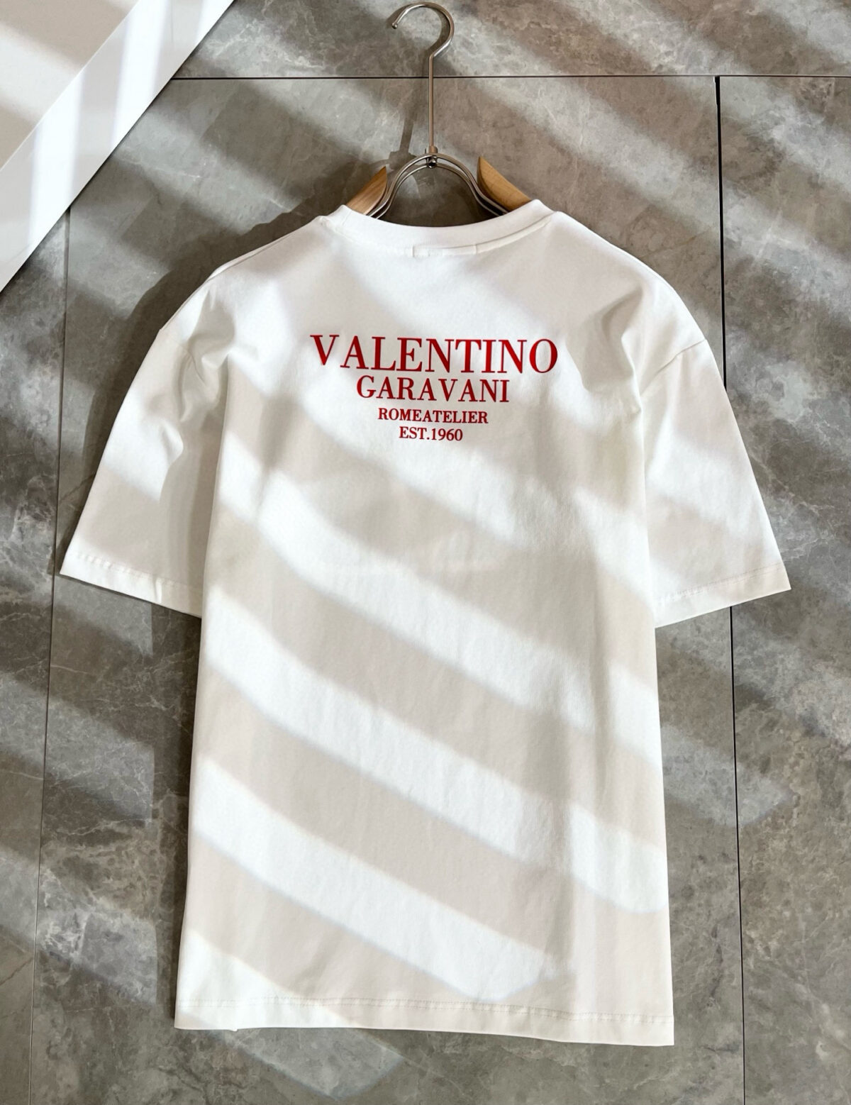 weigou_220892_3_fcbedf5706 P75 💥 VALENTINO/华伦天奴 26ss夏季新款圆领短袖T恤!270克重磅高端纯棉面料,手感质感都极完美!修身裁剪设计干净利落!时尚又好看!走线做工非常精致!版型效果超赞!而且透气性能超强!任何年龄阶段都可轻松驾驭,男士衣橱里必备的单品。 颜色: 米白 黑色 码数:M-3XL (下单请报身高体重)