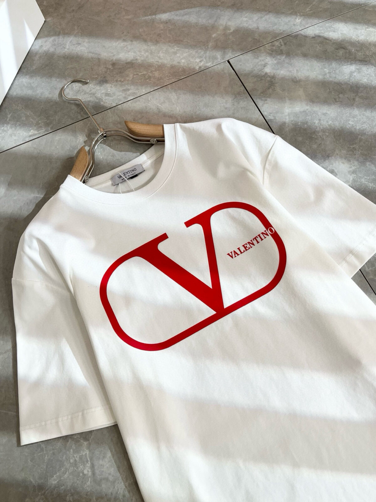 weigou_220892_4_c0c6bacbeb P75 💥 VALENTINO/华伦天奴 26ss夏季新款圆领短袖T恤!270克重磅高端纯棉面料,手感质感都极完美!修身裁剪设计干净利落!时尚又好看!走线做工非常精致!版型效果超赞!而且透气性能超强!任何年龄阶段都可轻松驾驭,男士衣橱里必备的单品。 颜色: 米白 黑色 码数:M-3XL (下单请报身高体重)