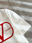 weigou_220892_5_71532873f1 P75 💥 VALENTINO/华伦天奴 26ss夏季新款圆领短袖T恤!270克重磅高端纯棉面料,手感质感都极完美!修身裁剪设计干净利落!时尚又好看!走线做工非常精致!版型效果超赞!而且透气性能超强!任何年龄阶段都可轻松驾驭,男士衣橱里必备的单品。 颜色: 米白 黑色 码数:M-3XL (下单请报身高体重)