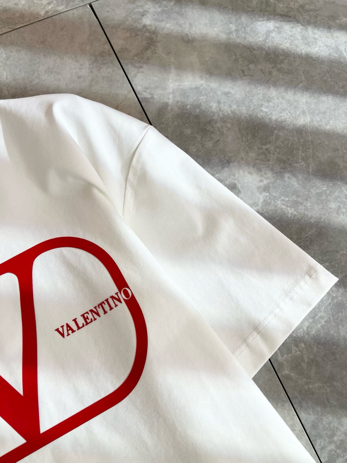 weigou_220892_5_71532873f1 P75 💥 VALENTINO/华伦天奴 26ss夏季新款圆领短袖T恤!270克重磅高端纯棉面料,手感质感都极完美!修身裁剪设计干净利落!时尚又好看!走线做工非常精致!版型效果超赞!而且透气性能超强!任何年龄阶段都可轻松驾驭,男士衣橱里必备的单品。 颜色: 米白 黑色 码数:M-3XL (下单请报身高体重)