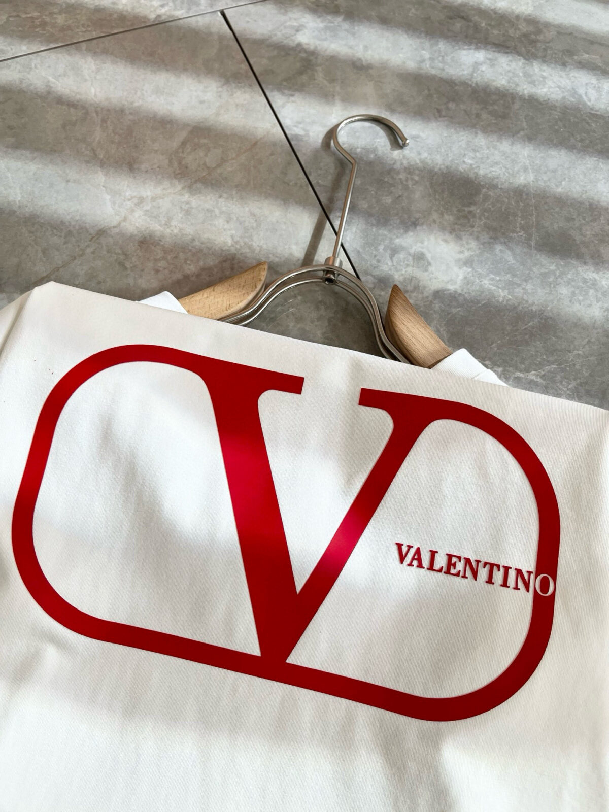 weigou_220892_7_d5b23f8771 P75 💥 VALENTINO/华伦天奴 26ss夏季新款圆领短袖T恤!270克重磅高端纯棉面料,手感质感都极完美!修身裁剪设计干净利落!时尚又好看!走线做工非常精致!版型效果超赞!而且透气性能超强!任何年龄阶段都可轻松驾驭,男士衣橱里必备的单品。 颜色: 米白 黑色 码数:M-3XL (下单请报身高体重)