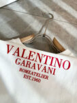 weigou_220892_8_d4264985fa P75 💥 VALENTINO/华伦天奴 26ss夏季新款圆领短袖T恤!270克重磅高端纯棉面料,手感质感都极完美!修身裁剪设计干净利落!时尚又好看!走线做工非常精致!版型效果超赞!而且透气性能超强!任何年龄阶段都可轻松驾驭,男士衣橱里必备的单品。 颜色: 米白 黑色 码数:M-3XL (下单请报身高体重)