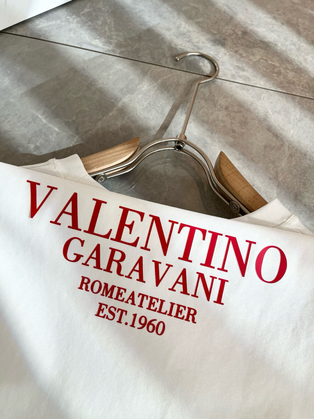 weigou_220892_8_d4264985fa P75 💥 VALENTINO/华伦天奴 26ss夏季新款圆领短袖T恤!270克重磅高端纯棉面料,手感质感都极完美!修身裁剪设计干净利落!时尚又好看!走线做工非常精致!版型效果超赞!而且透气性能超强!任何年龄阶段都可轻松驾驭,男士衣橱里必备的单品。 颜色: 米白 黑色 码数:M-3XL (下单请报身高体重)
