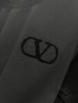 P85 Valention.华伦天奴2026春夏新款 磨破洗水短袖280克圆领短袖 立体植绒logo工艺设计 高端版本！专柜定制面料 透气舒适度高，男女同款 尺码S M L XL XXL 五个码 黑色 白色
