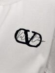 P85 Valention.华伦天奴2026春夏新款 磨破洗水短袖280克圆领短袖 立体植绒logo工艺设计 高端版本！专柜定制面料 透气舒适度高，男女同款 尺码S M L XL XXL 五个码 黑色 白色