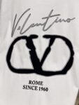 P85 Valention.华伦天奴2026春夏新款 磨破洗水短袖280克圆领短袖 立体植绒logo工艺设计 高端版本！专柜定制面料 透气舒适度高，男女同款 尺码S M L XL XXL 五个码 黑色 白色