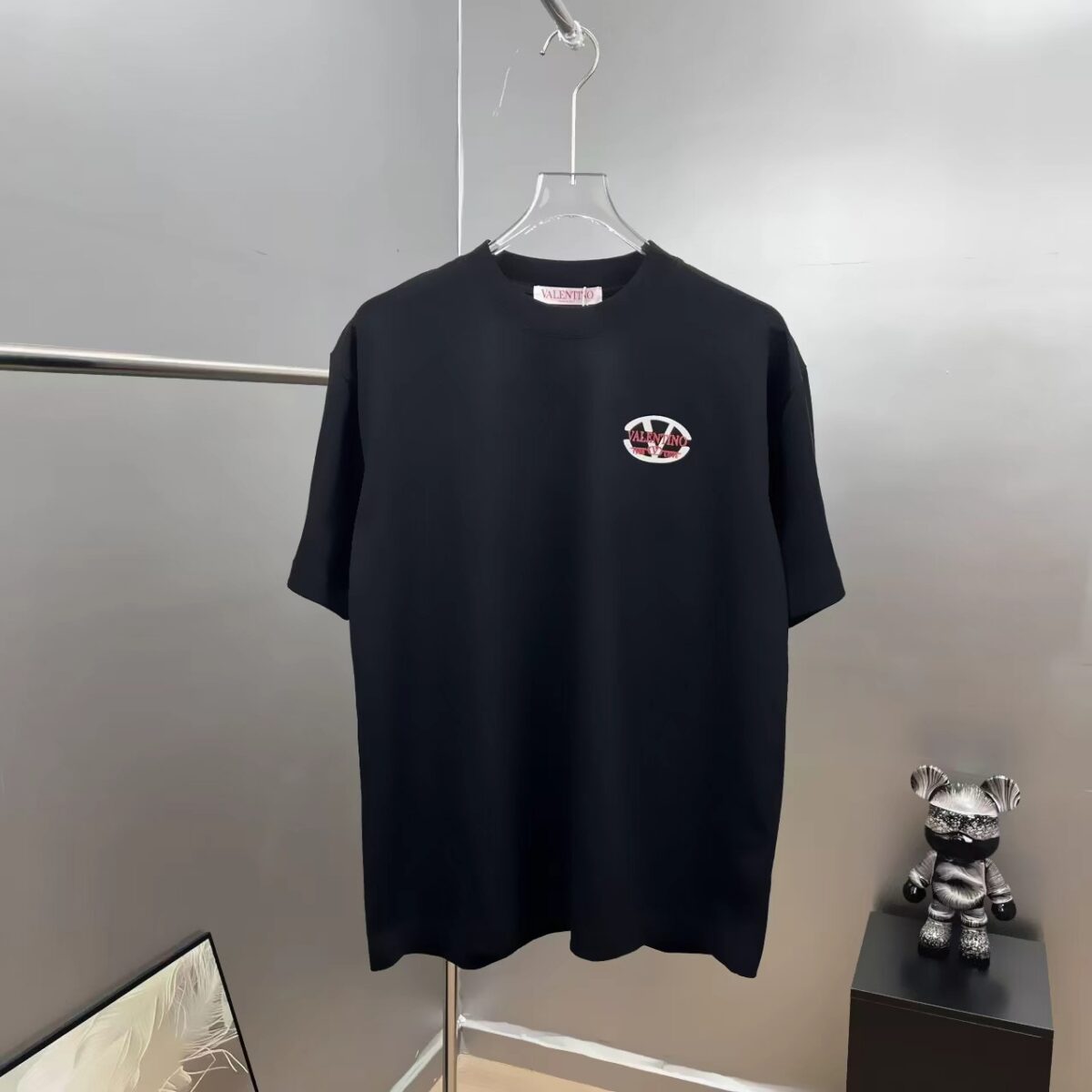 P85 valent*no *华伦厚板植绒logo字母 《区别通货面料》双纱纯棉上衣 7a抗菌短袖tee 上身十分舒适，男女同款半袖，落肩宽松版型 颜色: 黑色 白色 咖啡色 尺码：S（90-130斤） M（125-150斤） L（135-165斤） XL（160-190斤） XXL（185-220斤）