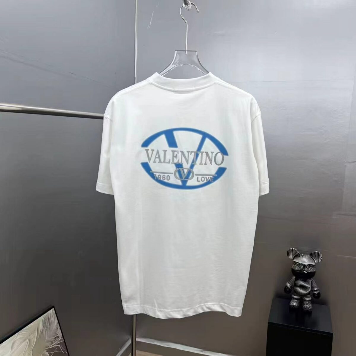 P85 valent*no *华伦厚板植绒logo字母 《区别通货面料》双纱纯棉上衣 7a抗菌短袖tee 上身十分舒适，男女同款半袖，落肩宽松版型 颜色: 黑色 白色 咖啡色 尺码：S（90-130斤） M（125-150斤） L（135-165斤） XL（160-190斤） XXL（185-220斤）