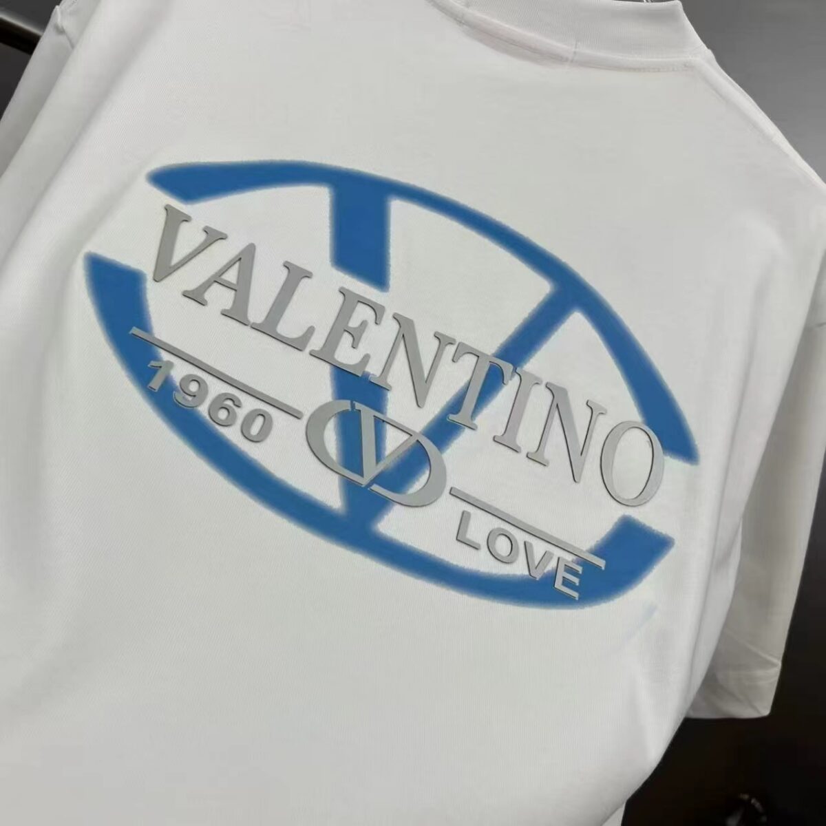 P85 valent*no *华伦厚板植绒logo字母 《区别通货面料》双纱纯棉上衣 7a抗菌短袖tee 上身十分舒适，男女同款半袖，落肩宽松版型 颜色: 黑色 白色 咖啡色 尺码：S（90-130斤） M（125-150斤） L（135-165斤） XL（160-190斤） XXL（185-220斤）