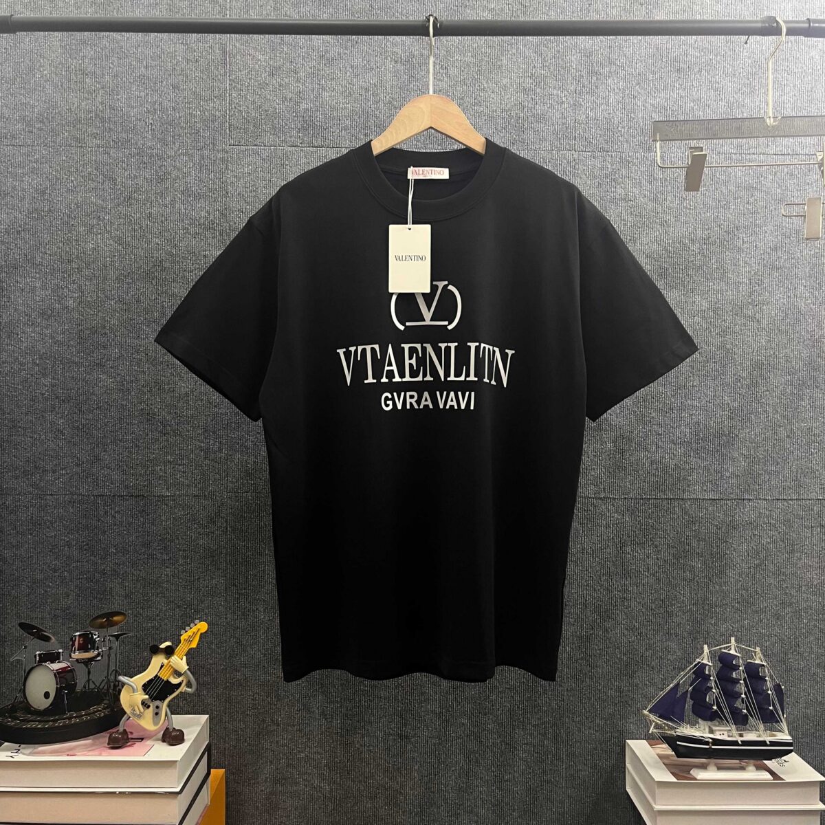 P80 Vale*华*伦*天奴 2026 春夏新款 经典字母厚板硅胶工艺 双纱定制平纹纯棉面料 短袖T恤 男女同款 颜色：白色 黑色 灰色 尺码： S （90-130斤） M （120-150斤） L （140-165斤） XL （160-180斤） XXL （180-210斤）
