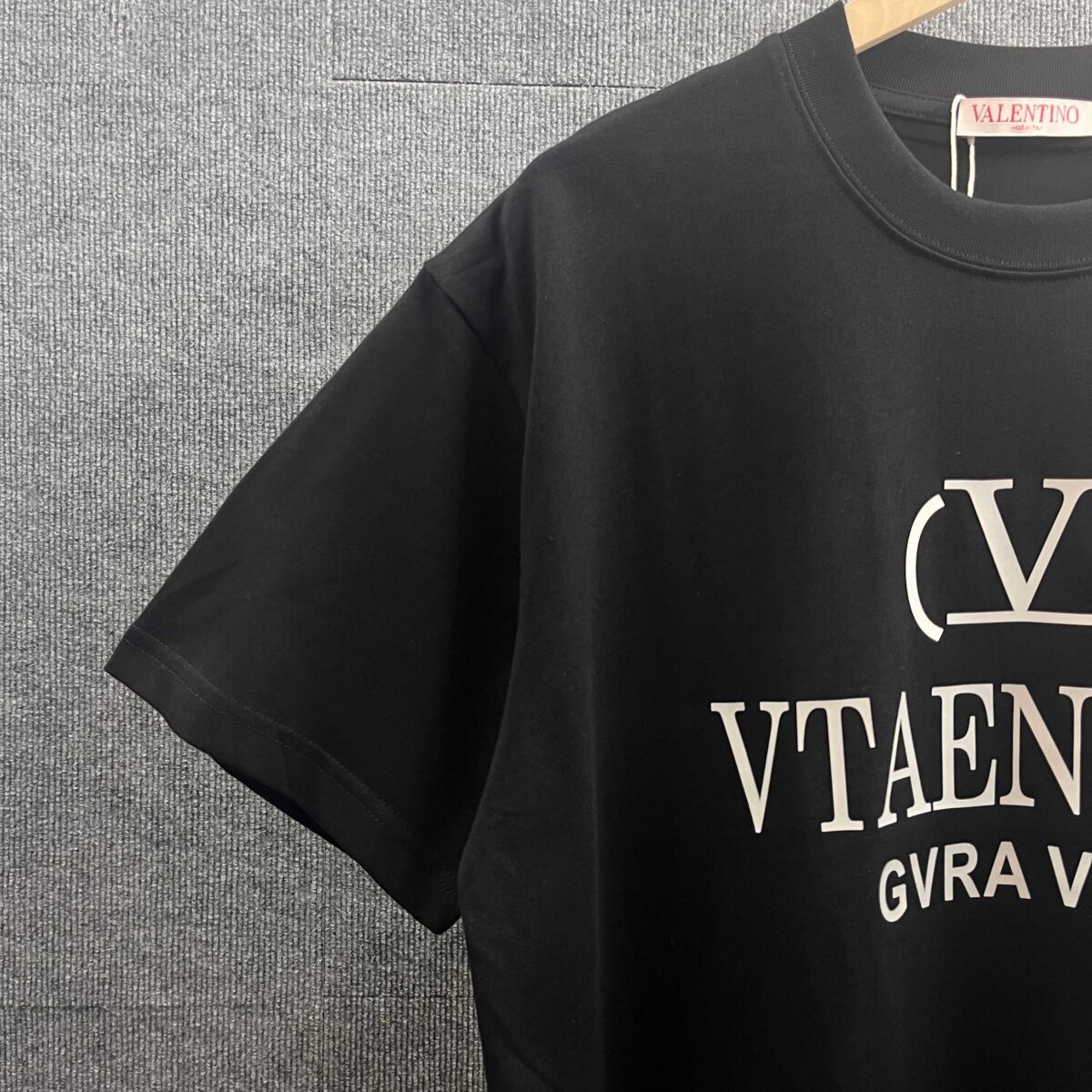 P80 Vale*华*伦*天奴 2026 春夏新款 经典字母厚板硅胶工艺 双纱定制平纹纯棉面料 短袖T恤 男女同款 颜色：白色 黑色 灰色 尺码： S （90-130斤） M （120-150斤） L （140-165斤） XL （160-180斤） XXL （180-210斤）