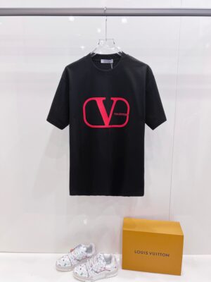 weigou_221333_0_5831813e3b P85 VLTN 华伦 2026春夏新款首发专柜最新款短袖圆领T恤 高端订制 设计前卫时尚!品牌logo厚板工艺 高端定制百分百棉➕莫代尔面料.手感柔软.穿着舒适.专柜级别精致车线.做工精细.上身效果无敌帅气!必备单品! 颜色:黑色 白色 码数:S-XXL