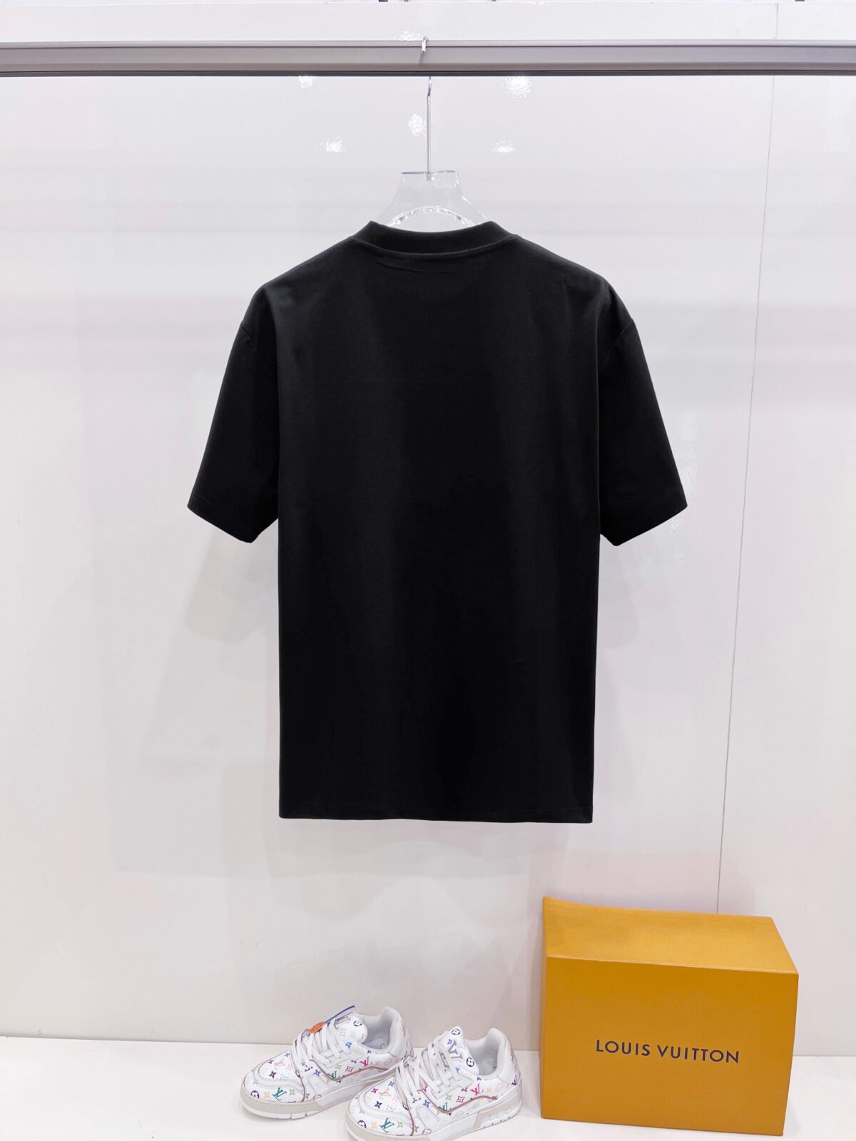 P85 VLTN 华伦 2026春夏新款首发专柜最新款短袖圆领T恤 高端订制 设计前卫时尚！品牌logo厚板工艺 高端定制百分百棉➕莫代尔面料.手感柔软.穿着舒适.专柜级别精致车线.做工精细.上身效果无敌帅气！必备单品！ 颜色：黑色 白色 码数：S-XXL