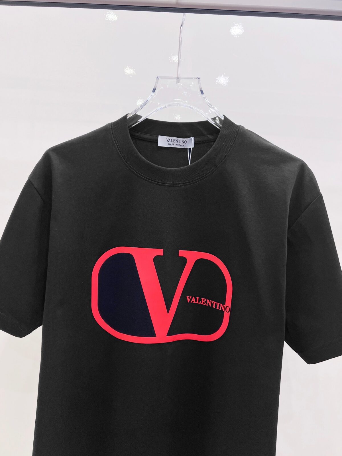 P85 VLTN 华伦 2026春夏新款首发专柜最新款短袖圆领T恤 高端订制 设计前卫时尚！品牌logo厚板工艺 高端定制百分百棉➕莫代尔面料.手感柔软.穿着舒适.专柜级别精致车线.做工精细.上身效果无敌帅气！必备单品！ 颜色：黑色 白色 码数：S-XXL