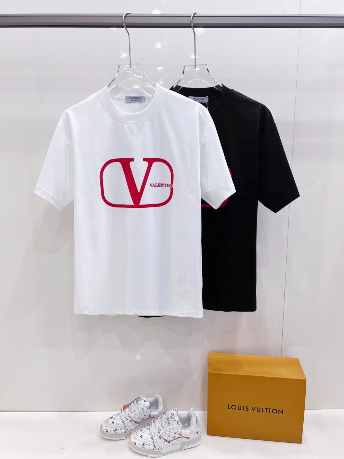 P85 VLTN 华伦 2026春夏新款首发专柜最新款短袖圆领T恤 高端订制 设计前卫时尚！品牌logo厚板工艺 高端定制百分百棉➕莫代尔面料.手感柔软.穿着舒适.专柜级别精致车线.做工精细.上身效果无敌帅气！必备单品！ 颜色：黑色 白色 码数：S-XXL