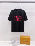 P85 VLTN 华伦 2026春夏新款首发专柜最新款短袖圆领T恤 高端订制 设计前卫时尚！品牌logo厚板工艺 高端定制百分百棉➕莫代尔面料.手感柔软.穿着舒适.专柜级别精致车线.做工精细.上身效果无敌帅气！必备单品！ 颜色：黑色 白色 码数：S-XXL