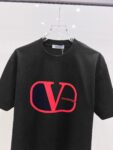 P85 VLTN 华伦 2026春夏新款首发专柜最新款短袖圆领T恤 高端订制 设计前卫时尚！品牌logo厚板工艺 高端定制百分百棉➕莫代尔面料.手感柔软.穿着舒适.专柜级别精致车线.做工精细.上身效果无敌帅气！必备单品！ 颜色：黑色 白色 码数：S-XXL