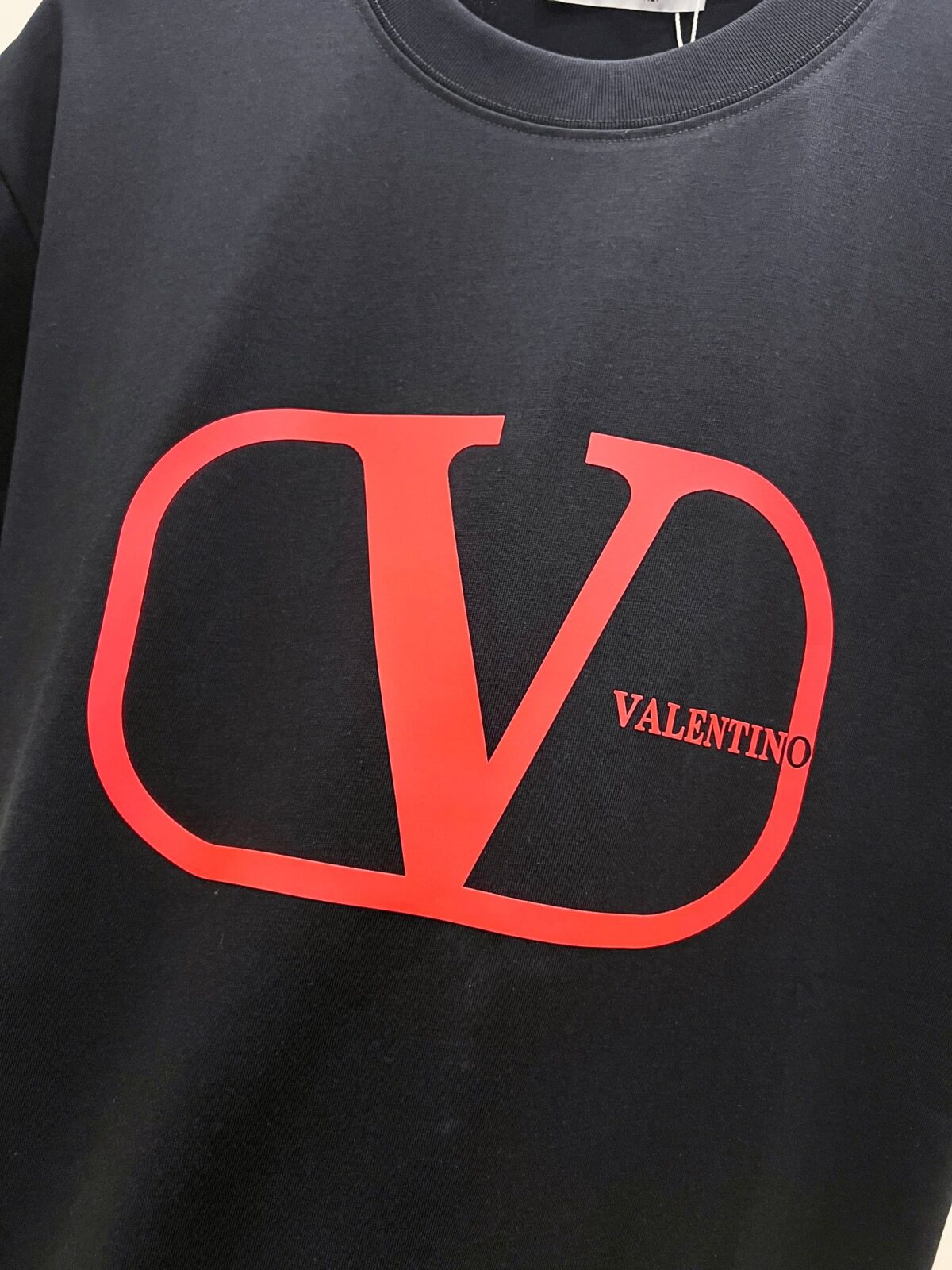 P85 VLTN 华伦 2026春夏新款首发专柜最新款短袖圆领T恤 高端订制 设计前卫时尚！品牌logo厚板工艺 高端定制百分百棉➕莫代尔面料.手感柔软.穿着舒适.专柜级别精致车线.做工精细.上身效果无敌帅气！必备单品！ 颜色：黑色 白色 码数：S-XXL
