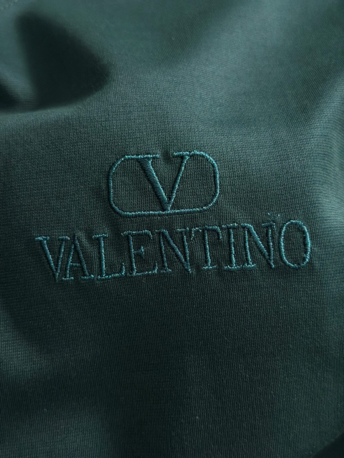 P75 🌸 华伦天奴Valentino（7色可选） 专柜经典爆款 采用天丝棉面料 圆领短袖 简约设计，肌理感强，面料透气凉爽，修身剪裁利落，商务休闲都适配，高级耐看。 尺码：M，L，xL，XXL码 （身高173体重150 穿L码）