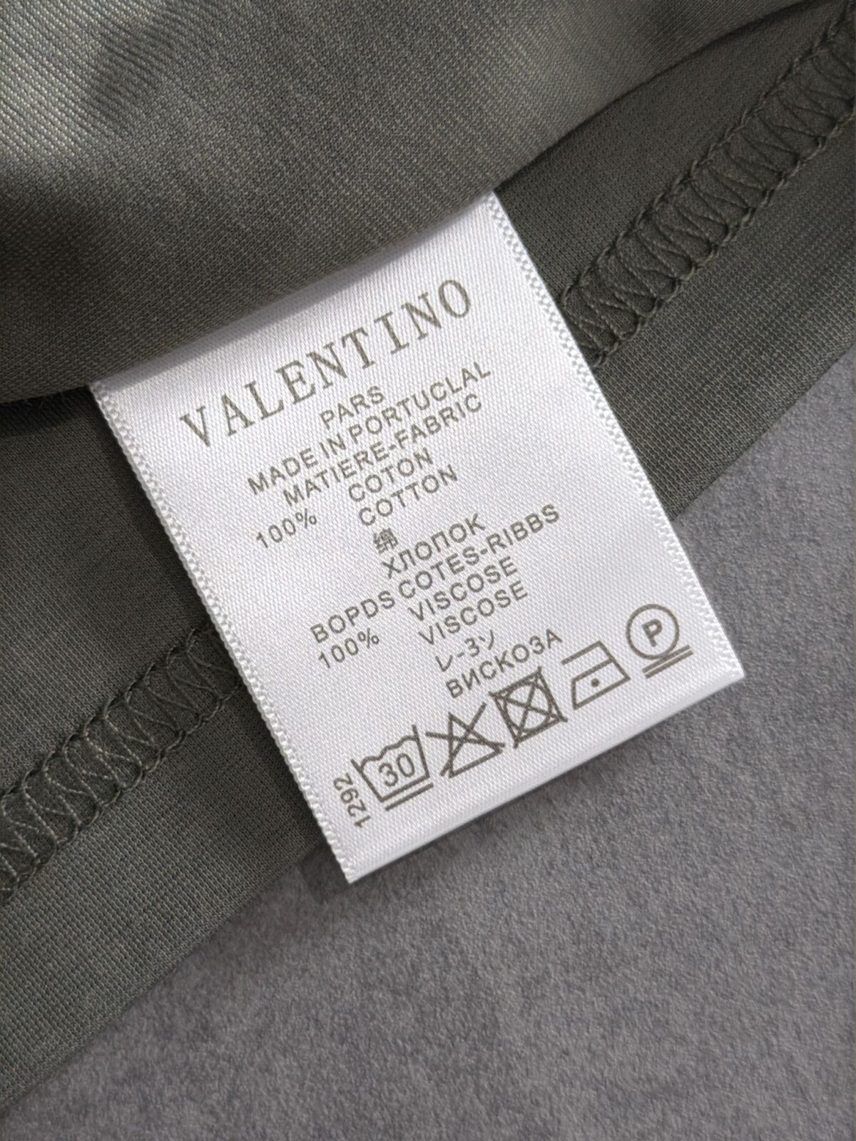 P75 🌸 华伦天奴Valentino（7色可选） 专柜经典爆款 采用天丝棉面料 圆领短袖 简约设计，肌理感强，面料透气凉爽，修身剪裁利落，商务休闲都适配，高级耐看。 尺码：M，L，xL，XXL码 （身高173体重150 穿L码）