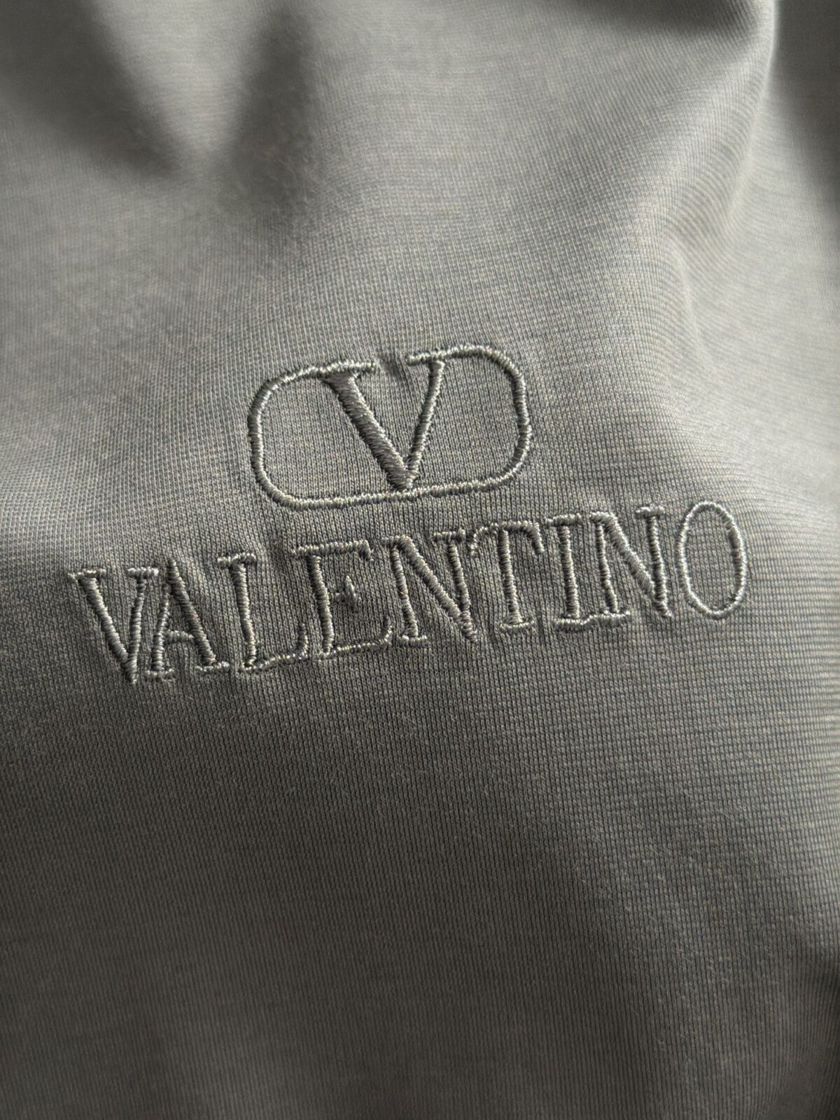 P75 🌸 华伦天奴Valentino（7色可选） 专柜经典爆款 采用天丝棉面料 圆领短袖 简约设计，肌理感强，面料透气凉爽，修身剪裁利落，商务休闲都适配，高级耐看。 尺码：M，L，xL，XXL码 （身高173体重150 穿L码）