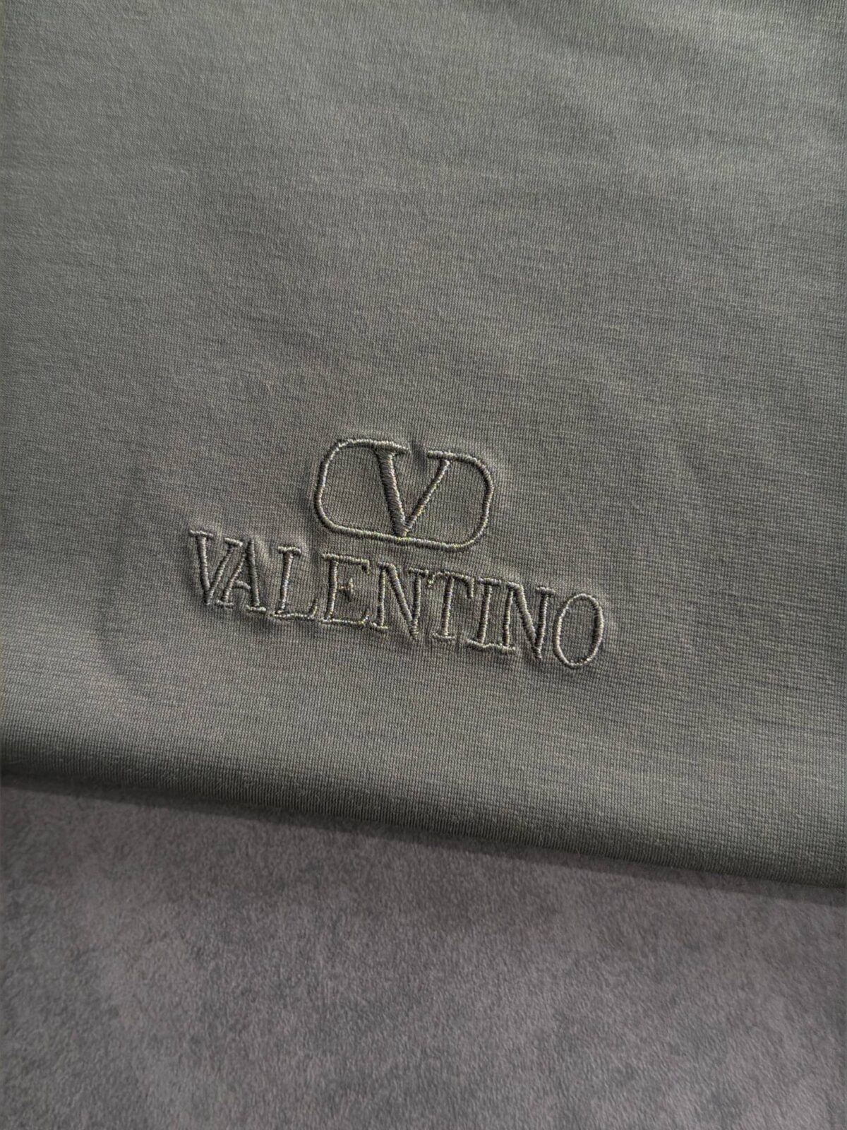 P75 🌸 华伦天奴Valentino（7色可选） 专柜经典爆款 采用天丝棉面料 圆领短袖 简约设计，肌理感强，面料透气凉爽，修身剪裁利落，商务休闲都适配，高级耐看。 尺码：M，L，xL，XXL码 （身高173体重150 穿L码）