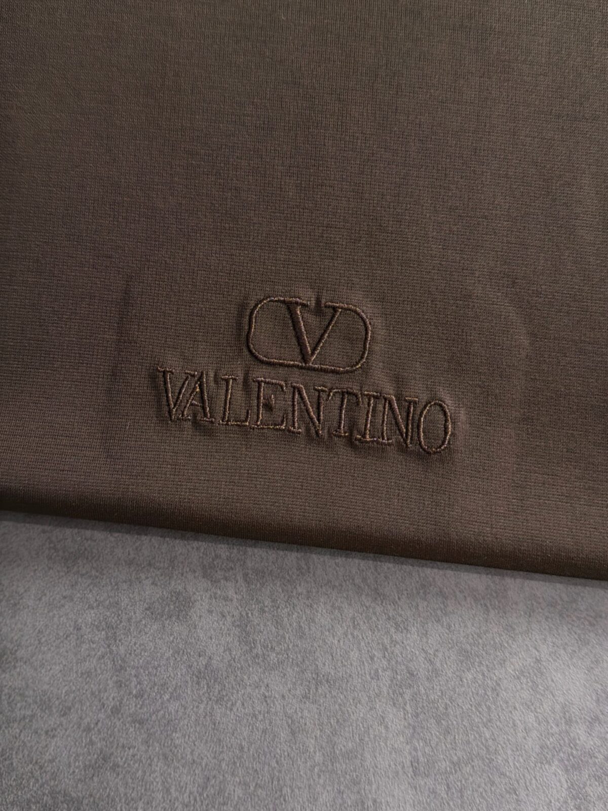 P75 🌸 华伦天奴Valentino（7色可选） 专柜经典爆款 采用天丝棉面料 圆领短袖 简约设计，肌理感强，面料透气凉爽，修身剪裁利落，商务休闲都适配，高级耐看。 尺码：M，L，xL，XXL码 （身高173体重150 穿L码）